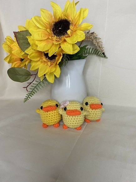 Simple Creations Crochet Decorations "Sibling Chicks" - Picture 2 of 4